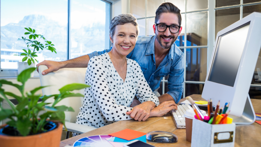 Prata om semestern, prata om att vara tillbaka på jobbet - dela erfarenheter och tankar och hur man ska få jobbstarten att kännas rolig. Foto: Shutterstock